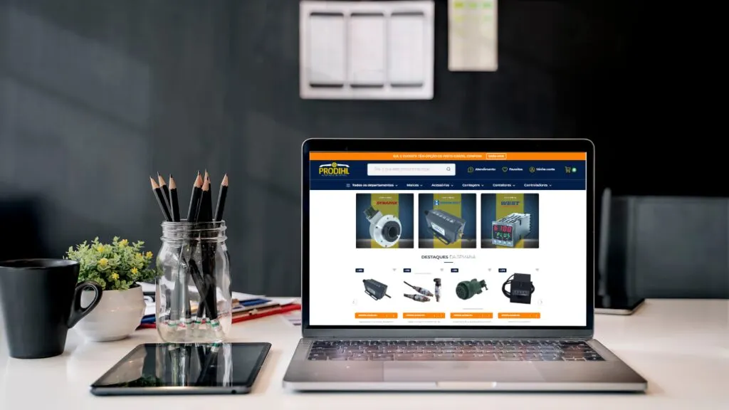 Notebook com a loja online da Prodihl aberta, mostrando encoders, contadores e controladores